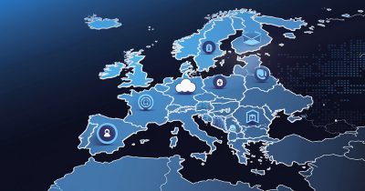 En digital illustration av en karta över Europa med futuristiska ikoner som representerar olika tekniktjänster såsom e-post, molnlagring och navigation. Kartan har ett modernt blått färgschema med en högteknologisk rutnätsdesign i bakgrunden.