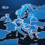 En futuristisk digital karta över Europa med lysande datalinjer som förbinder olika städer. Ett holografiskt sköldsymbol i mitten representerar VPN-skydd och integritet. Bakgrunden har en mörkblå cybernetisk design som framhäver säkerhet och anonymitet online.