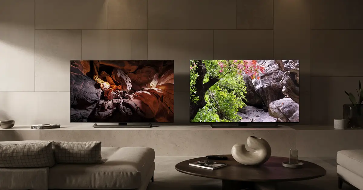 Jämförelse mellan OLED- och QLED-TV i ett modernt vardagsrum