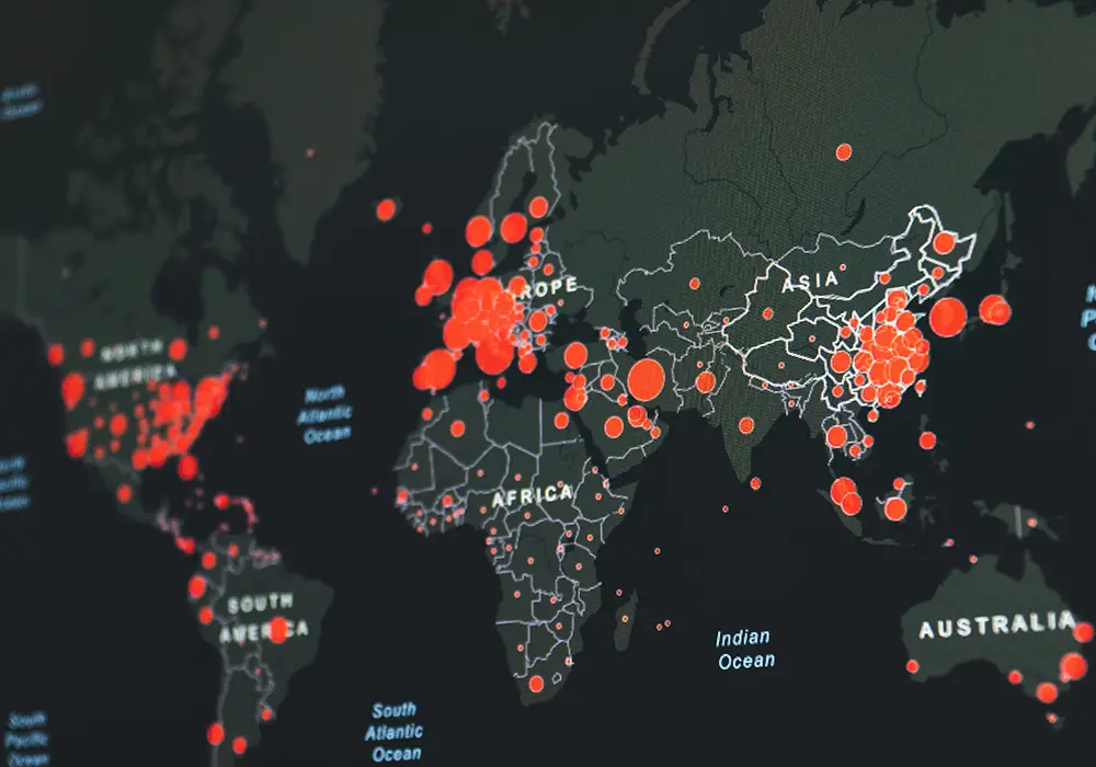 Världskarta med utspridda röda markeringar som symboliserar globala datatrender och tjänster.